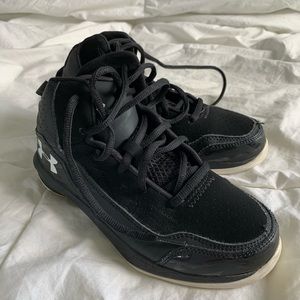 Under Armor youth basketball shoes! Worn!